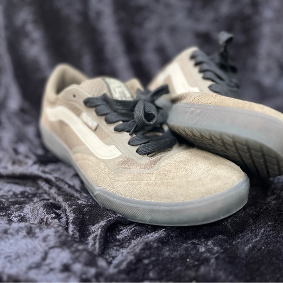 Vans - Picture 2 of 5